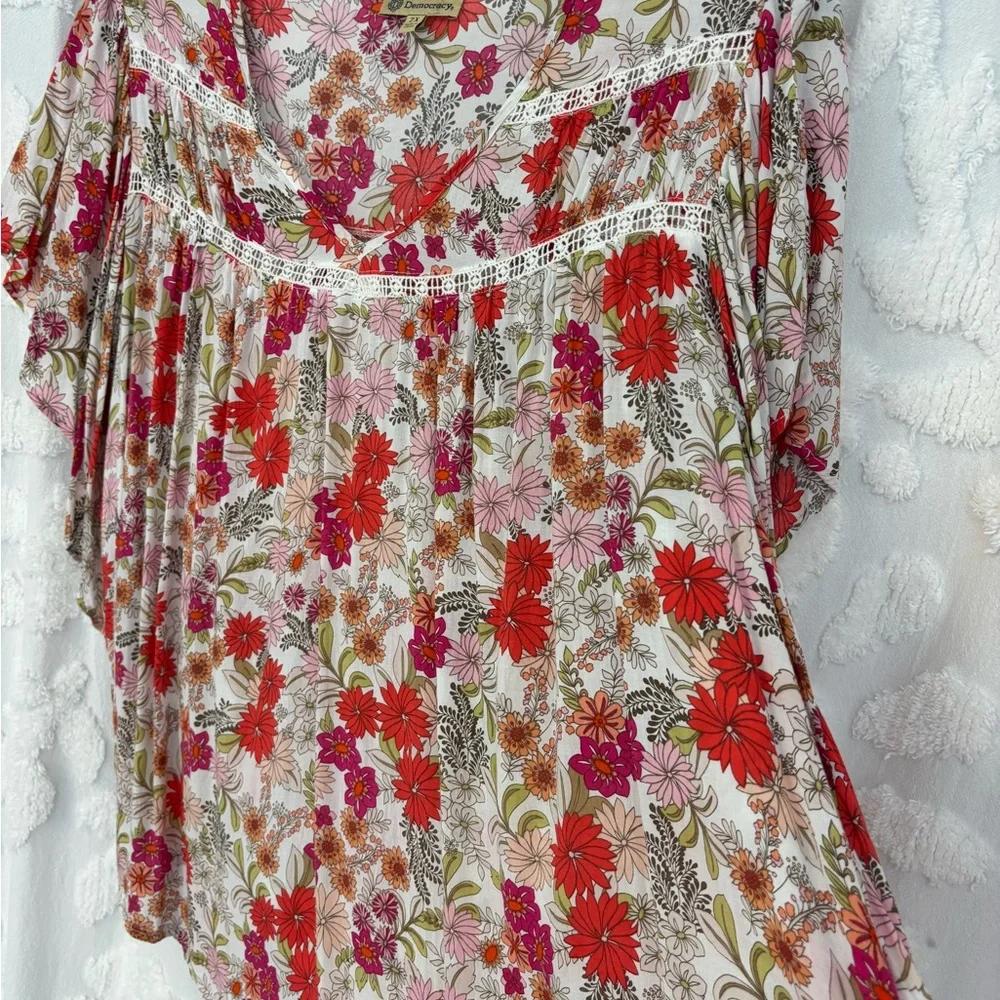 Democracy Floral Blouse - Red and White - Picture 4 of 9